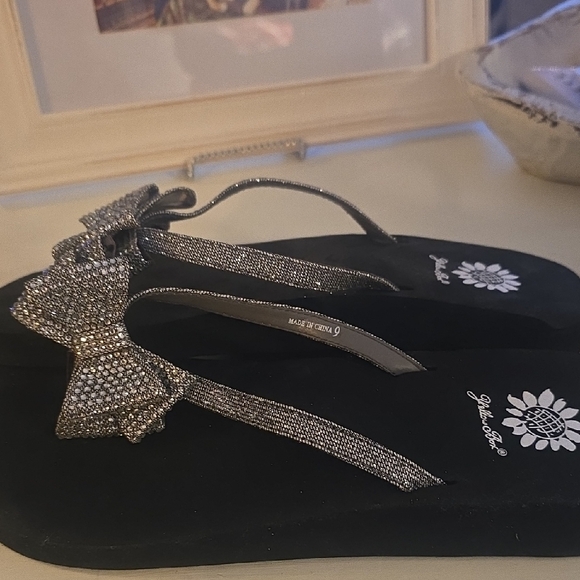 Yellow Box Black Sandals with Silver Glitter Bow - Picture 3 of 9